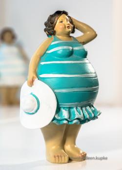50er Jahre Mini Badefigur mollige Berta in blauem Kleid (13cm)